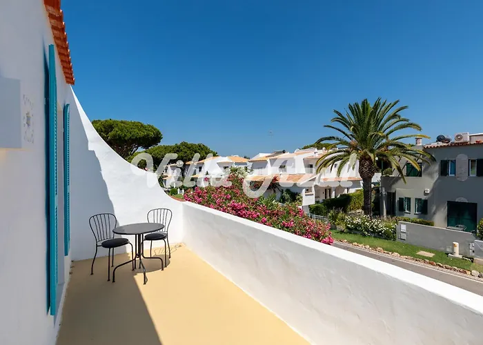 Elegant With Private Pool In Quarteira فيلة فيلامورا